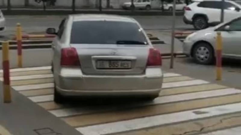 «Тойота» припаркована на «зебре» возле «Глобуса» на ТЭЦ. Видео