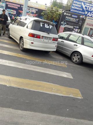 «Тойота» припарковалась на пешеходном переходе на Шопокова