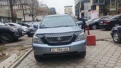 Водитель Lexus RX припарковал автомобиль на тротуаре по улице Чокморова