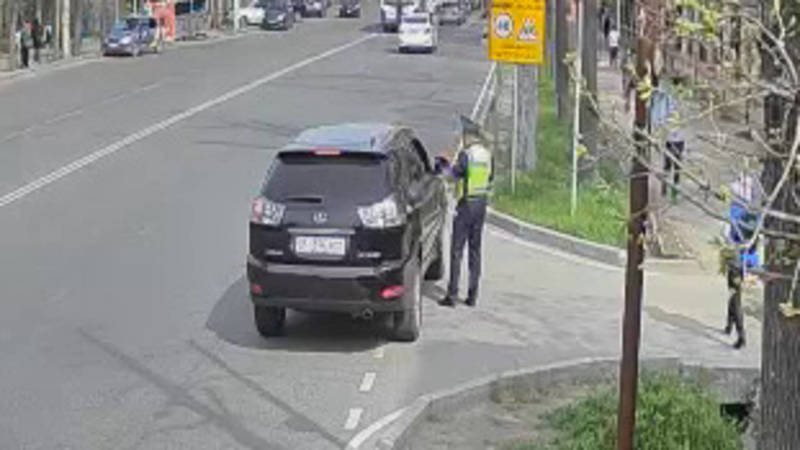 Патрульный остановил Lexus, сел в него и уехал. Видео