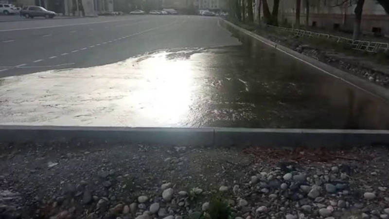 Возле ЖД вокзала вода из решетки ливнеприемника топит дорогу. Видео