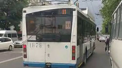 Водитель маршрутки жалуется на опасное вождение водителя троллейбуса. Видео