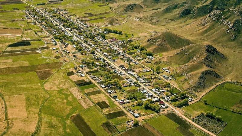 Село Темир Канат на Иссык-Куле, расположенное между двух гор. Фото
