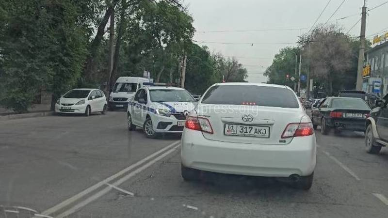 В Бишкеке патрульная машина нарушает ПДД