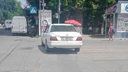 В Оше водитель припарковал свой «Мерседес» посреди дороги. Фото