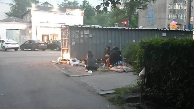 Возле мусорки на Фрунзе живут бомжи, которые тащат мусор во двор жилого дома. Фото