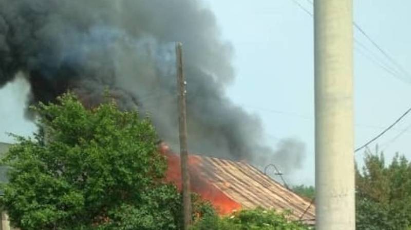 В Маевке горит дом. Фото