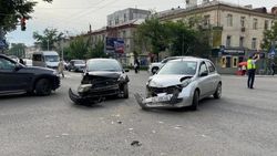 На Чуй-Турусбекова из-за неподчинения регулировщику столкнулись «Ниссан» и «Хонда». Фото