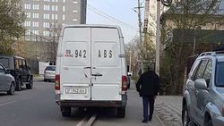 Водитель буса «Мерседес» оштрафован на 1000 сомов за парковку на тротуаре
