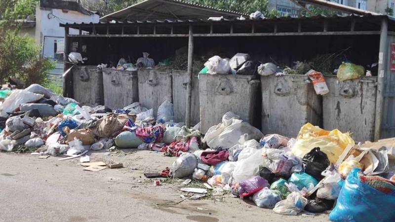В Тунгуче не вывозят мусор. Фото и видео горожанина