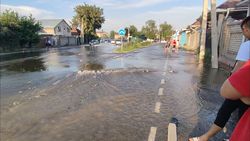 На Фрунзе-Осмонкула затопило дорогу. Лопнула водопроводная труба