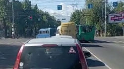 Троллейбус №11 повернул со второй полосы на Айтматова. Видео