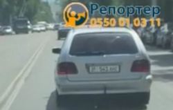 В Бишкеке водитель щелкает семечки и выбрасывает шелуху из окна, - очевидец