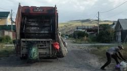 «Тазалык» рассказал, почему в Арча-Бешике две недели не убирали мусор. Фото