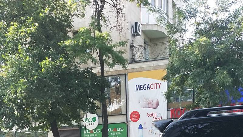 На тротуаре на Московской лежит открытый электрический провод. Фото