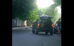 Водитель разгружается, заняв одну полосу движения по ул.Боконбаева