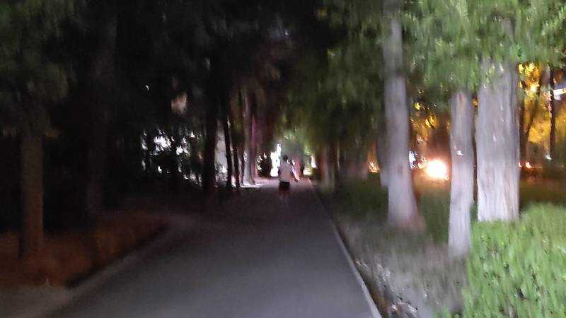 Тротуар с западной стороны Айтматова починили, но почему не работает освещение? - горожанин
