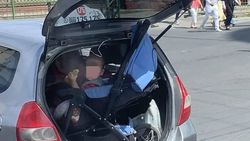 В Оше водитель засунул ребенка в коляске в багажник. Фото