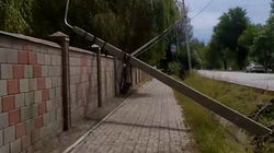 На Ворошилова упал бетонный столб и держится на проводах. Видео