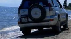 На Иссык-Куле «Тойота Прадо» едет по пляжу. Видео