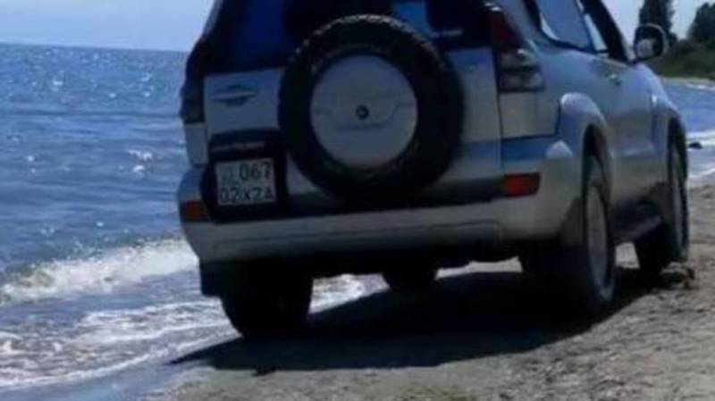 На Иссык-Куле «Тойота Прадо» едет по пляжу. Видео
