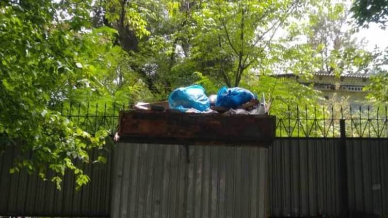 Свалка мусора в сквере рядом с Минздравом. Видео и фото