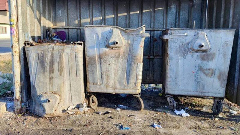 Когда отремонтируют или заменят мусорный бак на Шералиева? Фото