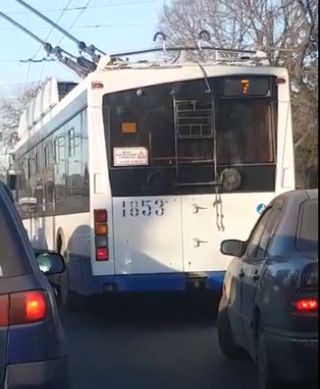 На Толстого-Некрасова троллейбус повернул со второго ряда на красный свет (видео)