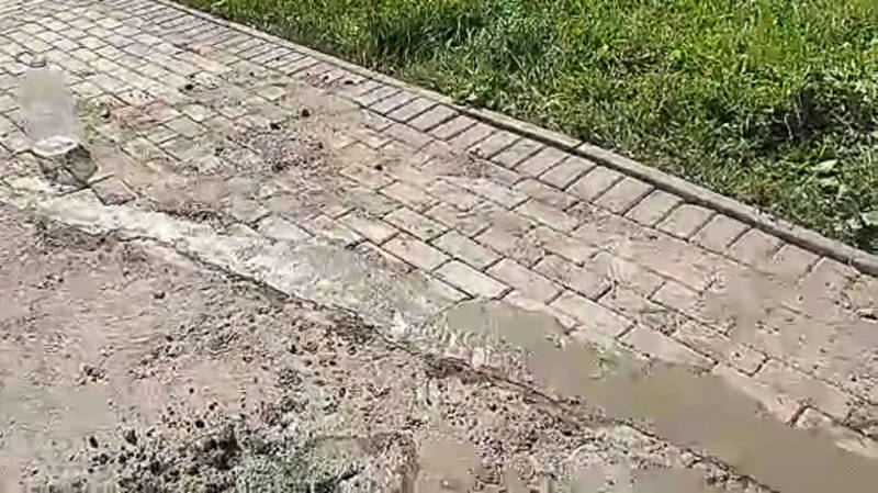 «Бишкекзеленхоз» отремонтировал тротуар в сквере в Тунгуче. Видео