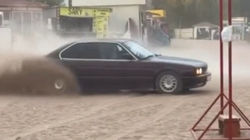Водитель BMW дрифтует на пляже «Золотых песков». Видео