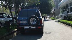 Внедорожник «Ниссан» припарковали на тротуаре. Фото