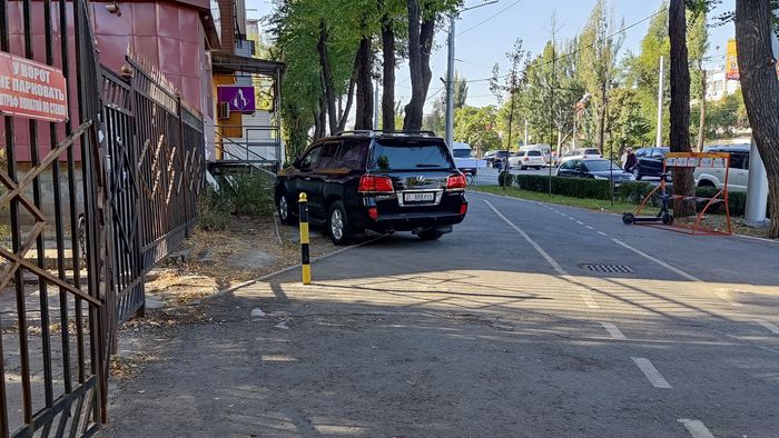 Заехал на тротуар. Я запаркую Лексус прямо на поребрик.