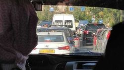 «Каждый день минимум 10 минут». Водитель жалуется на перекрытие дороги на Айтматова-Горького. Фото