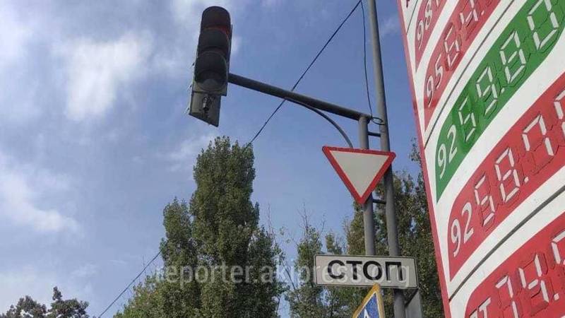 Знак «Стоп» на опоре светофора установлен согласно предписанию УПСМ, - мэрия