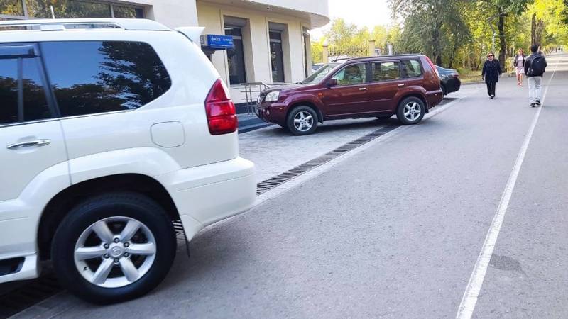 На Айтматова возле банка KICB водители продолжают устраивать стихийную парковку. Фото