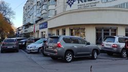 На Айтматова возле банка KICB водители продолжают устраивать стихийную парковку, - бишкекчанин