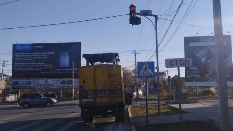 УПСМ починили «уставший» светофор на Алматинке. Видео