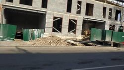 Возле стройки на Карасаева раскопали новый тротуар. Фото