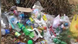 Житель Бостери жалуется на раскиданный мусор в «городке». Видео