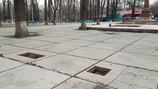 В Дубовом парке на люках нет решеток, что будет если горожане и отдыхающие провалятся, - читатель <b><i> (фото) </i></b>