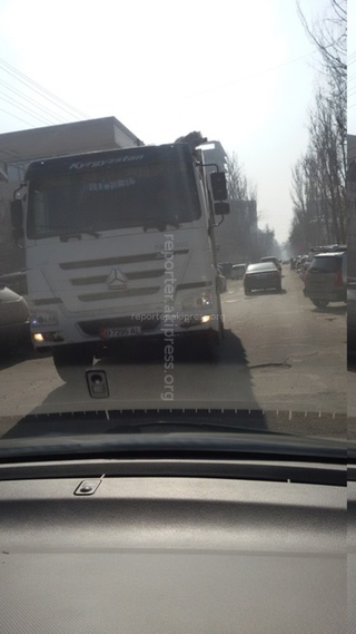 Грузовик ехал по встречной полосе узкой улицы Исанова, прошу ДПС принять меры, - читатель <b>(фото)</b>