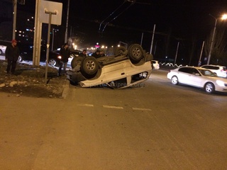 В Бишкеке произошло ДТП, джип «Тойота Прадо» опрокинулся на крышу <b>(фото)</b>