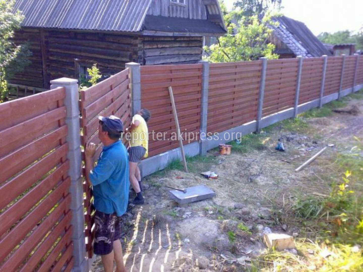 Какой высоты забор можно ставить между соседями. Забор между соседними участками. Забор на дачу между соселями. Забор между соседями на даче. Забор на даче между участками.