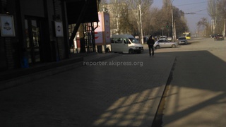 Заведение «Империя пиццы» устроило парковку на тротуаре в городке Энергетиков, а прохожим приходится идти по проезжей части, - читатель <b><i> (фото) </i></b>