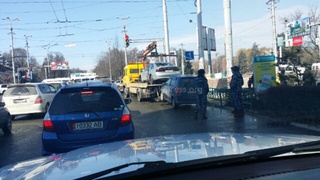 Правда ли что в Бишкеке стали забирать машины на штрафстоянку с помощью эвакуатора за неправильную парковку? - читатель <b><i> (фото) </i></b>