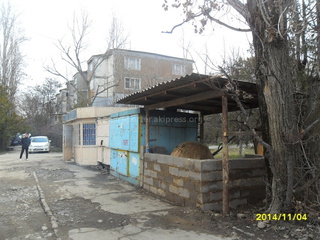 В Бишкеке в микрорайоне №5 на территории детской площадки работает тандырная, законно ли это? - читатель <b><i> (фото) </i></b>