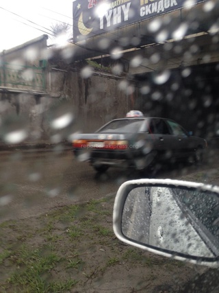 Во время пробки под мостом по ул.Абдрахманова некоторые водители едут по встречной, - читатель <b><i> (фото) </i></b>