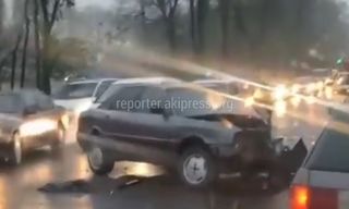 В Новопокровке лоб в лоб столкнулись машины. Фото, видео