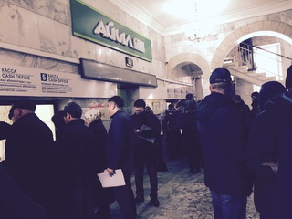 Из-за огромных очередей очень неудобно оплачивать счета Бишкекэнергосбыта в кассах «Айыл Банка», - читатель <b><i> (фото) </i></b>