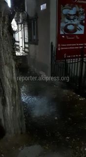 С крыши дома на улице Л.Толстого течет горячая вода. Видео